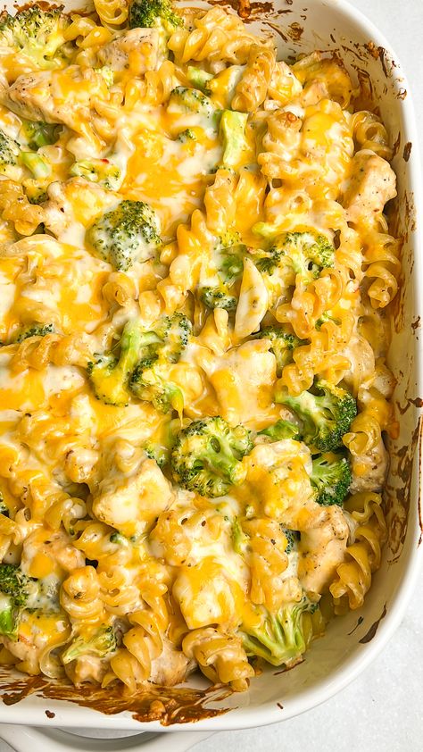 Cheesy Broccoli Chicken Pasta Bake Cheesy Chicken Pasta Bake, Broccoli Chicken Pasta, Chicken Broccoli Pasta Bake, Restaurant Copycat Recipes, Cheesy Chicken Pasta, Chicken Broccoli Pasta, Batch Baking, Baking Bad, Restaurant Copycat