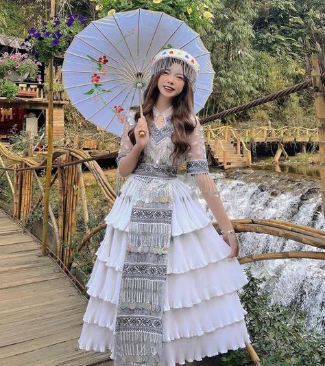 White Hmong Clothes, Hmong Chinese Clothes, Hmong Traditional Clothing, Hmong Wedding Dress, Hmong Dress, Hmong Outfit, Hmong New Year, Hmong Wedding, Hmong Clothing