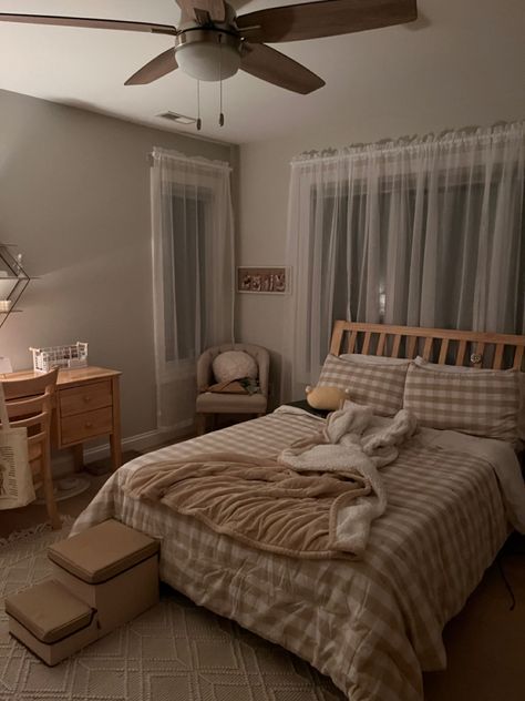 Bedroom Ideas Brown Aesthetic, Aesthetic Room Ideas Brown, Brown Furniture Dorm Room, Brown Room Aesthetic Ideas, Brown Themed Room Aesthetic, Room Ideas Aesthetic Wood Bed, Brown Room Aesthetic Vintage, Brown And White Bedroom Ideas Cozy, Room Decor Bedroom Brown Furniture