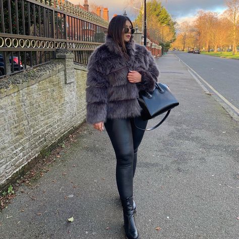 Faux fur, fur coat, Missguided, babes of Missguided, style fur coat, style blogger, black leggings, chunky boots, winter, winter style, winter fashion Chuncky Boots, Faux Fur Coat, Fall Winter Outfits, Fur Coat, Winter Outfits, Faux Fur, Fall Winter, Leggings, Boots