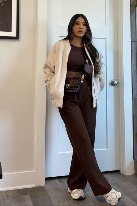 Nanny Outfit Ideas, Cafe Outfit Ideas, Brown Winter Outfit, Casual Chic Style Winter, Outfit Cafe, Tailored Pants Outfit, Sloane Tailored Pant, Nanny Outfit, Ny Outfits