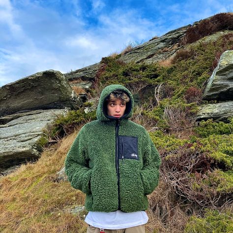 Green Fleece Outfit, Patagonia Jacket Outfit, Stussy Fleece Jacket, Stussy Fleece, Fleece Jacket Outfit, Rockstar Fashion, Cool Music, Fleece Outfit, Popular Clothing