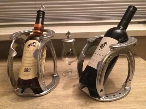 Horse Shoe Ideas, Horseshoe Wine Rack, Art Fer, Horseshoe Crafts Projects, Welding Crafts, Horseshoe Projects, Horseshoe Decor, Horseshoe Crafts, Welding Art Projects