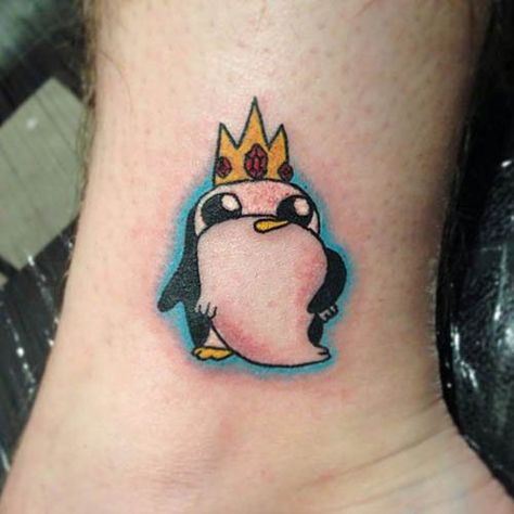 This Gunter/Ice King tattoo is beyond adorable. Adventure Time Tattoo, Penguin Tattoo, Special Tattoos, King Tattoos, Cute Tiny Tattoos, Club Penguin, Inked Magazine, Cartoon Tattoos, Time Tattoos