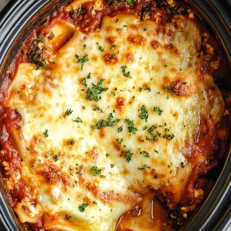 Slow Cooker Ravioli Lasagna - Taste Of Recipe Slow Cooker Ravioli Lasagna Recipe, Crock Pot Ravioli, Ravioli Carbonara, Easy Crockpot Lasagna Recipe, Easy Crockpot Lasagna, Crockpot Lasagna Recipe, Slow Cooker Ravioli Lasagna, Ravioli Lasagna Recipe, Slow Cooker Ravioli