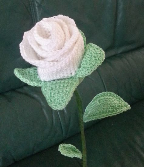 Des roses au crochet Agnes Il y a 4 ans Publicités Des roses au crochet Après avoir fait un œillet voici des roses pour la saint valentin. Comment faire ? Une rose est composée de plusieurs pétales de trois dimensions différentes, du dessous de la rose, de la tige et de feuilles Comment faire les pétales ? Tous les pétales sont faits sur le même modèle. les neufs premiers rangs sont communs au différentes tailles. Pétale de première dimension Rang 1 : Faire une chainette de 6 maill Roses Au Crochet, Crochet Bouquet, Mode Crochet, Des Roses, Crochet Rose, La Rose, Crochet Instructions, Crochet Motif, Rose Bouquet