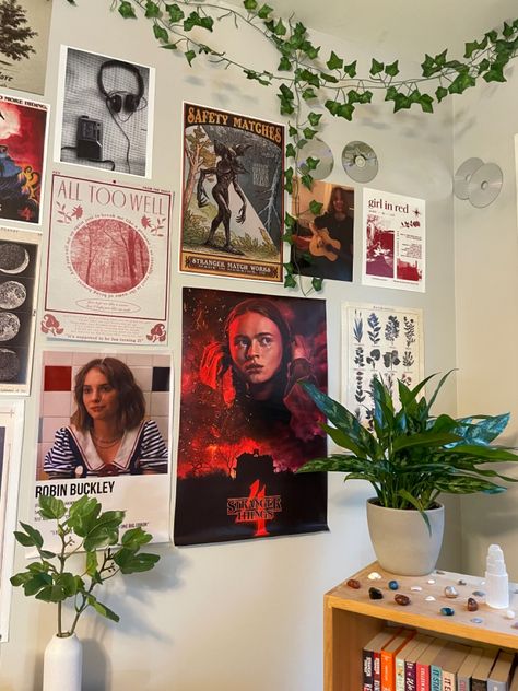 Stranger Things Aesthetic Room Decor, Stranger Things Wall Decor, Strangerthings Posters, Stranger Things Bedroom Aesthetic, Stranger Things Poster Aesthetic, Stranger Things Room Ideas Diy, Stranger Things Room Aesthetic, Stranger Things Inspired Room, Fangirl Bedroom Aesthetic