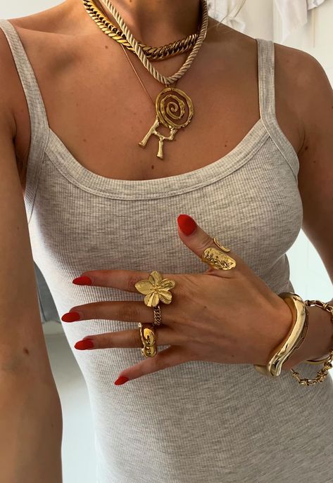 Chunky Gold Jewelry, Golden Jewelry, Chunky Jewelry, Jewelry Essentials, Jewelry Lookbook, Stacked Jewelry, Jewelry Outfit, Mode Inspo, Golden Girls