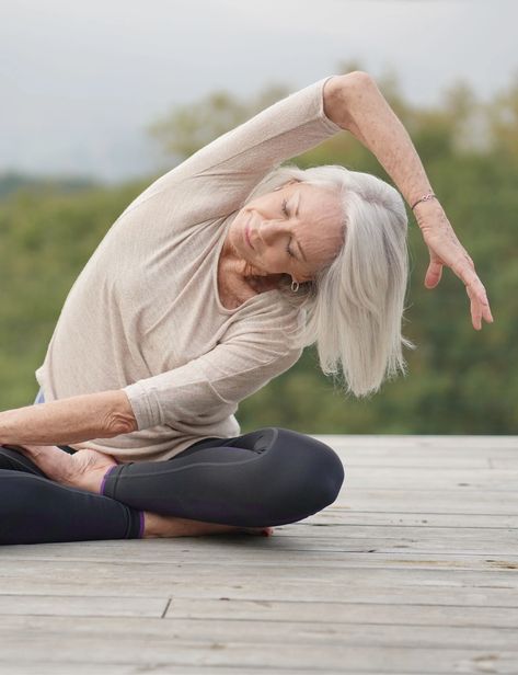 Fit in old age: practical exercises for seniors - bellicon Best Leg Exercises For Women, Leg Exercises For Women, Best Leg Exercises, Osteoporosis Exercises, Leg Workout Women, Best Leg Workout, Weight Bearing Exercises, Yoga For Seniors, Exercises For Women