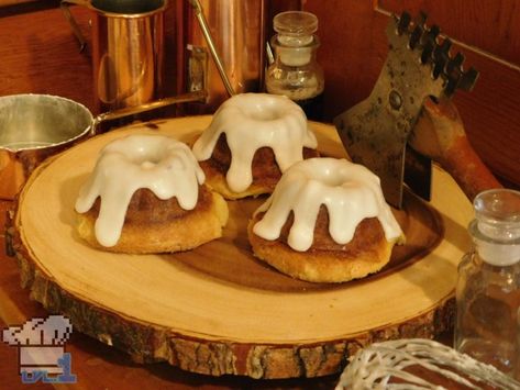 Skyrim Sweet Rolls, Sweet Rolls Skyrim, Sweetroll Skyrim, Skyrim Recipes, Fantasy Tea Party, Skyrim Party, Skyrim Food, Scrolls Recipe, Bienenstich Recipe