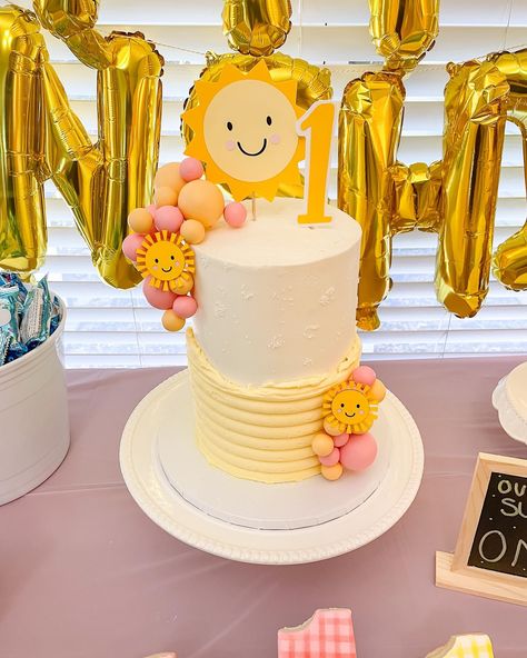 ☀️ Our little sunshine is ONE ☀️ The sweetest cake and smash cake for my daughter’s first birthday party. • • #alachua #alachuaflorida #gainesville #gainesvilleflorida #bestofgainesville #gainesvillecakes #ourlittlesunshine #ourlittlesunshineisone #firstbirthdaycake #sunshinecake #cakesofinstagram #cakedecorating Sunshine Smash Cake, Alachua Florida, Sunshine Cake, Gainesville Florida, First Birthday Party, For My Daughter, Smash Cake, Sweet Cakes, Cake Smash