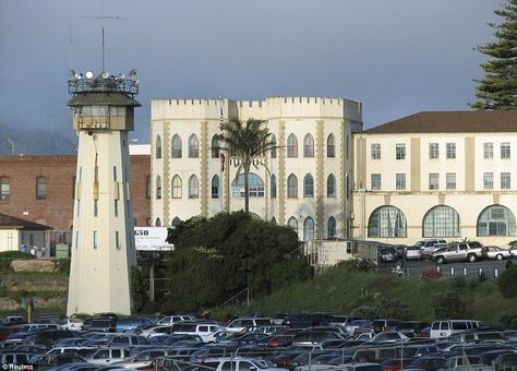 Citadel: This picture shows the exterior of San Quentin prison overlooking San Francisco Bay Castles In America, San Quentin State Prison, Abandoned Prisons, Rikers Island, Prison Art, Usa People, Prison Life, San Quentin, Prison Cell