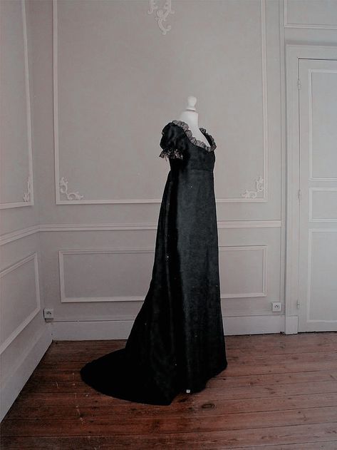 Goth Regency Dress, Black Regency Dress, Bridgeton Outfits, Dark Regency, 1810s Dress, Regency Era Aesthetic, Aemma Arryn, Bridgerton Fashion, Victoria + Core