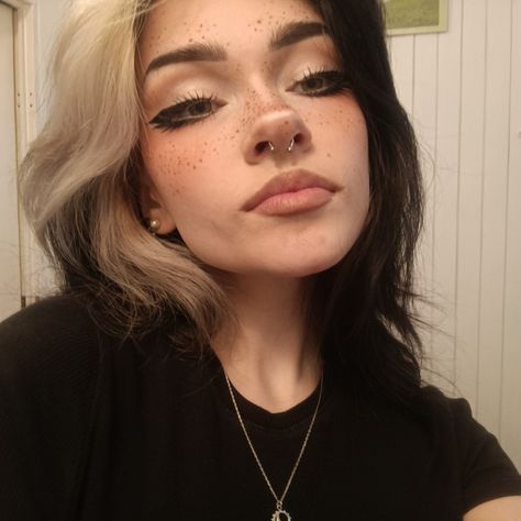 A girl with egirl makeup look Makeup Ideas With Freckles, Soft Grunge Makeup 90s, Trans Makeup, Grunge Makeup 90s, Grunge Eye Makeup, Soft Grunge Makeup, Makeup Egirl, Freckles Makeup, Fake Freckles