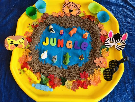 Jungle Tuff Tray Eyfs, Sunshine Room, Messy Play Activities, Lion And The Mouse, Disney Dragon, Tuff Tray, Tray Ideas, Bumble Bees, Animal Activities