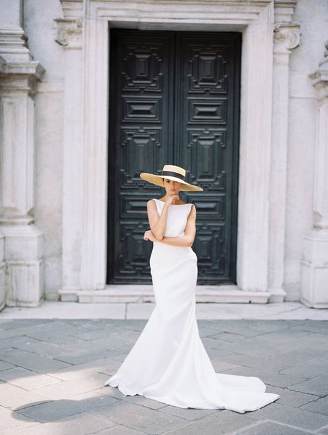 Fashion forward bridal shoot in the heart of Venice via Magnolia Rouge    Curated pins by voeu-do-coeur.com Bridal Shoot Ideas, Bridal Poses, Destination Wedding Dress, Bridal Photoshoot, Wedding Day Inspiration, Film Wedding Photography, Bridal Shoot, New York Wedding, Bride Style