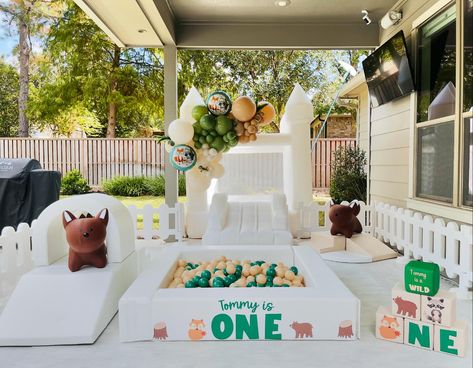 wild forest first birthday adventure! 🌲🐻🍃 Ballons & soft play by @toddlerparadisesoftplay softplayconroe #softplaythewoodlands #softplaymontgomery #softplaywillis #softplayspring #softplaytomball #kidsbirthdayparties #moms #partyplannersthewoodlands #ConroeT #TheWoodlandsTX #MagnoliaTX #SpringTX #bubblehouse #bouncehouse #partytreats #orangetheme #pinkflowertheme #partysupplies #partyrentals #toddleractivities #partyentertainment #familyfun #wildfirstbirthday #woodlandsoftplay#woodlandfirs... Forest First Birthday, Toddler Bounce House, Event Business, Bubble House, Bounce Houses, Wild Forest, Soft Play, Party Treats, Bounce House