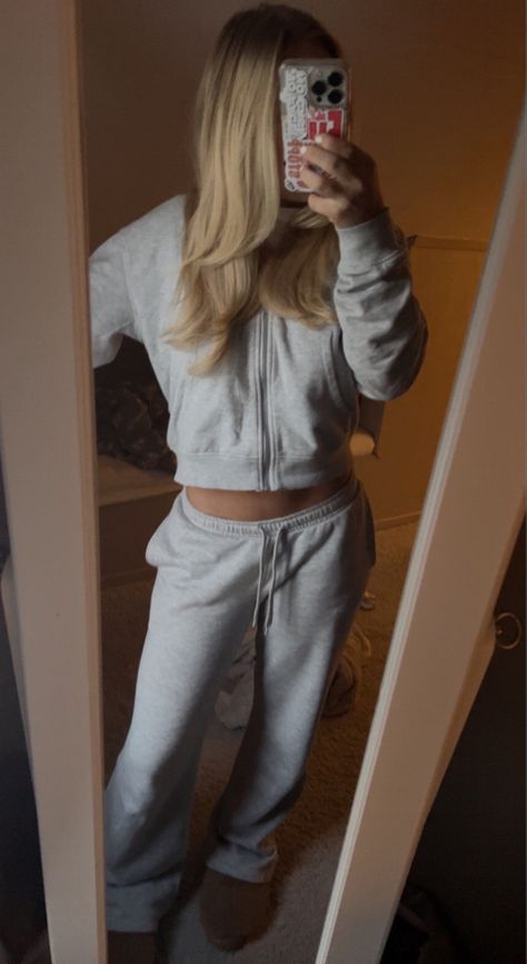 Grey Zip Up Outfit, Grey Joggers Outfit, Simple Outfits For School, Look Legging, Summer Outfits 2024, Versatile Clothing, Viral On Tiktok, Skandinavian Fashion, Paris Mode