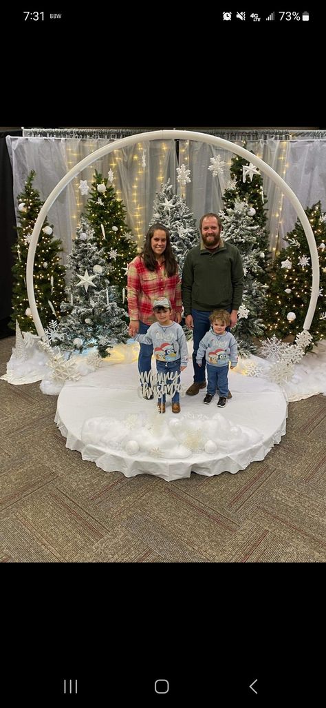 Christmas Wonderland Indoor, Diy Holiday Photo Backdrop, Let It Snow Parade Float Ideas, Winter Wonderland Decorations Outdoor, Snow Globe Float Parade, Snow Globe Themed Party, Christmas Work Party Decorations, Christmas Display Ideas School, Vintage Christmas Float Ideas