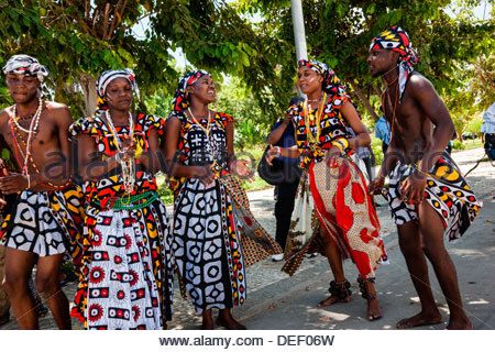 Women Dancing, African Life, Unique Faces, New Africa, Round The World, Traditional Dress, Traditional Clothing, African Fabric, Bold Black