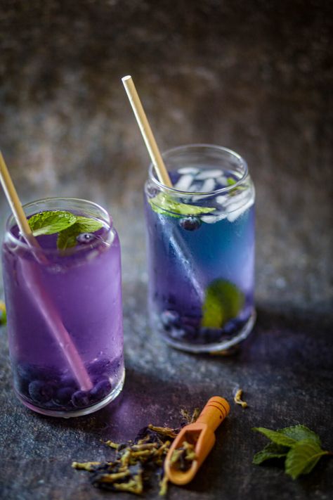 Summer Mocktail Recipes, Pea Flower Tea, Iced Tea Recipes Homemade, Magical Tea, Bunga Telang, Mango Tea, Butterfly Pea Tea, Butterfly Pea Flower Tea, Food Spread