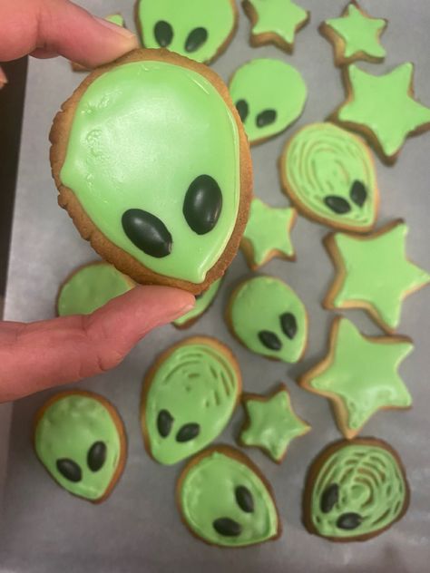 Alien Themed Desserts, Green Halloween Cookies, Alien Strawberries, Alien Cookies Decorated, Alien Food Ideas, Alien Desserts, Alien Themed Food, Alien Snacks, Alien Themed Birthday Party