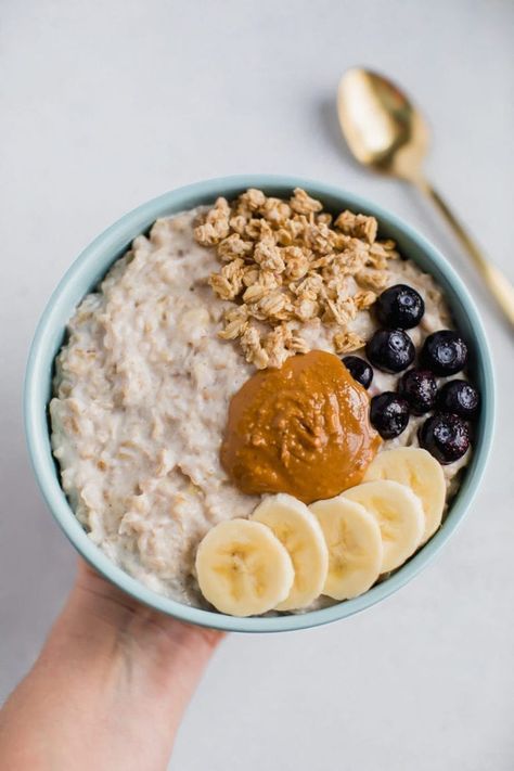 Start your morning with a creamy, protein-packed bowl of oatmeal with this easy recipe for Greek yogurt oatmeal! You'll love this delicious combo. #protein #oatmeal #healthy #recipe #greekyogurt Geek Yogurt Recipes, Greek Yogurt Oatmeal, Yogurt Oatmeal, Oatmeal Healthy, Bowl Of Oatmeal, Oatmeal Toppings, Breakfast Oatmeal Recipes, Famke Janssen, Protein Oatmeal