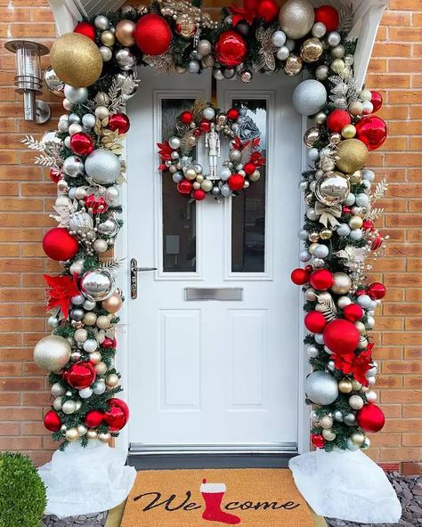 32 Front Door Christmas Decoration Ideas You'll Love Outdoor Christmas Garland, Christmas Doors, Neutral Holiday Decor, Diy Christmas Door, Christmas Door Decoration, Christmas Front Door, Front Door Christmas Decorations, Faux Christmas, Christmas Decorations Wreaths