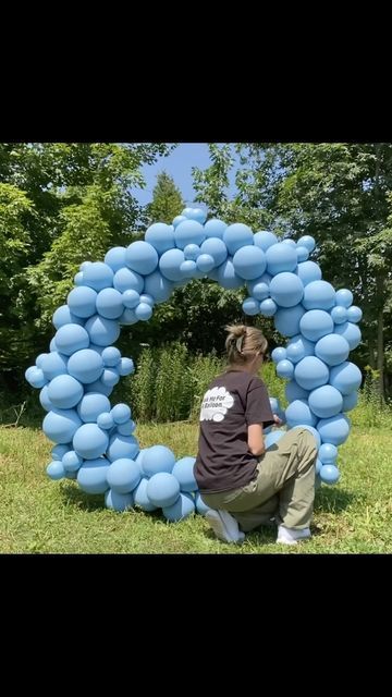 Boxwood Backdrop, Balloon Arch Diy, Round Balloons, The Stand, Balloon Columns, Halloween 2017, True Blue, Balloon Arch, Balloon Garland