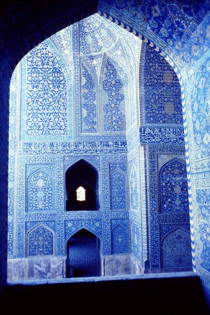 Isfahan, Iran    ....the Lotfollah Mosque,best example of the splendors of the Abassides. Beautiful Morocco, Blue And White Tiles, Isfahan Iran, Iran Travel, Blue Inspiration, Beautiful Mosques, Blue Tiles, White Tiles, Place Of Worship