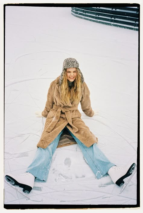 Cold Winter Photoshoot, Cute Winter Photoshoot Ideas, Cold Weather Photoshoot, Winter Shoot Ideas, Ski Photoshoot, Winter Fashion Photography, Winter Senior Pictures, Snow Photoshoot, Winter Portraits