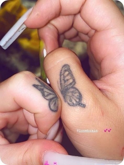 Jagua Henna, Cute Hand Tattoos, Pretty Hand Tattoos, Tattoos For Black Skin, Red Ink Tattoos, Pretty Tattoos For Women, Dope Tattoos For Women, Cute Tattoos For Women, Discreet Tattoos