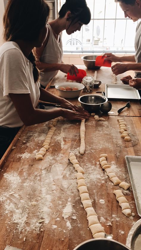 Cooking In Italy, Pasta Making Party, Pasta Making Aesthetic, Cooking Class Aesthetic, Pasta Making Class Aesthetic, Making Pasta With Friends Aesthetic, Italian Cooking Class Aesthetic, Rome Pasta, Kitchen Italy