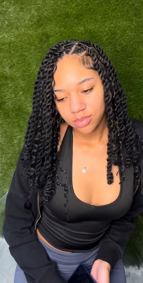 Short Boho Senegalese Twist, Short Island Twist With Curls, Medium Twist Braids Hairstyles, Medium Length Passion Twists, Braids No Curls, Hairstyles Faux Locs, Hairstyles Protective, Short Box Braids Hairstyles, Big Box Braids Hairstyles