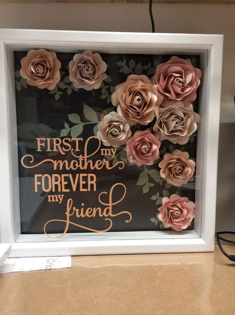 Flower shadow box Box Ideas Gift, Shadow Box Ideas, Shadow Box Gifts, Diy Shadow Box, Cricut Explore Projects, Flower Shadow Box, Cricut Projects Beginner, Diy Mothers Day Gifts, Paper Flowers Craft