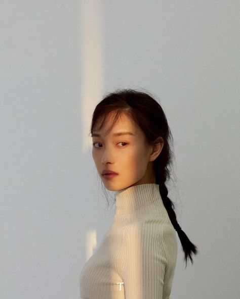 T Magazine Perfect Lipstick, Simple Ponytails, Arte Inspo, Portrait Inspiration, 인물 사진, Photography Inspo, Character Inspiration, Asian Beauty, Pretty People