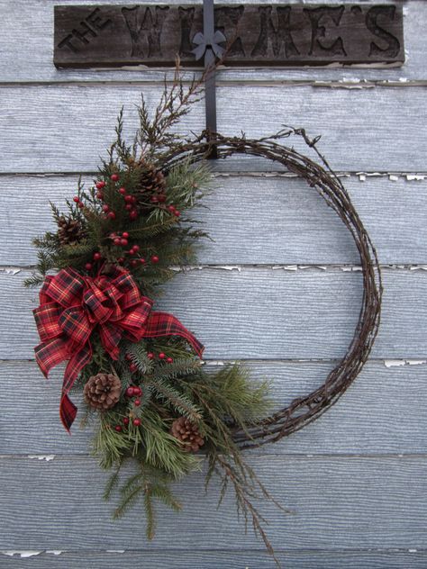 One way to recycle barbed wire from old fences Bobwire Wreaths, Barbed Wire Diy Projects, Old Barbed Wire Ideas, Barbwire Wreath, Barbed Wire Wreaths Diy, Barbed Wire Crafts, Barbed Wire Crafts Rustic, Barbed Wire Wreath Ideas, Barb Wire Wreath Ideas