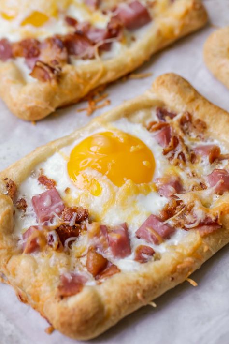 Breakfast Hand Pies, Breakfast Pies, Breakfast Pie Recipes, Crescent Roll Breakfast Recipes, Crescent Breakfast, Cheesy Breakfast, Breakfast Pie, Breakfast Pizza Recipe, Crescent Recipes