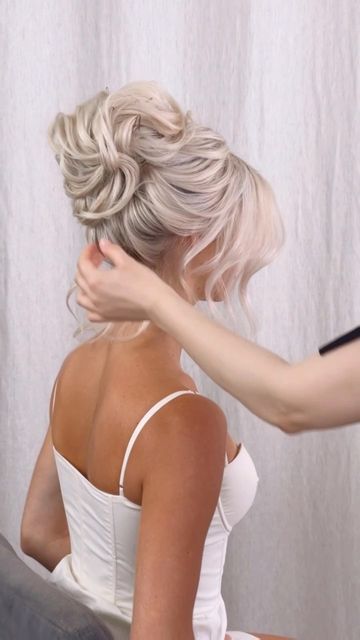 Sarah Jessica Parker Hair Updo, Modern Bride Hair Accessories, Voluminous Bridesmaid Hair, Regal Wedding Hair, Pam Anderson Wedding Hair, High Updo Wedding With Veil, Glam Updo, Wedding Who Pays, Bride Hairstyles Updo