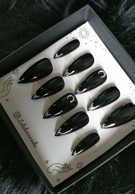 Black Swarovski Nails, Christmas Dark Nails, Nail Art Hitam Aesthetic, Witchy Nails, Fake Nails Designs, Punk Nails, Vintage Nails, Edgy Nails, Goth Nails