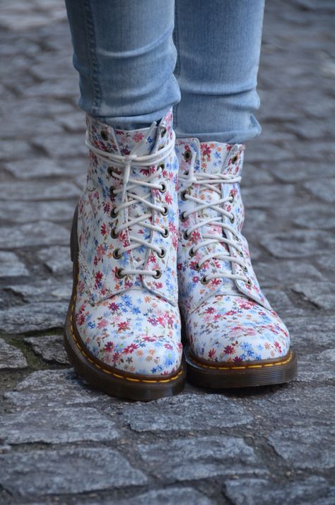 Floral Doc Martens, Boots Flowers, Trending Womens Shoes, Tokyo Street Fashion, Style Indie, Shoe Wardrobe, Street Style Shoes, All About Shoes, Womens Shoes High Heels