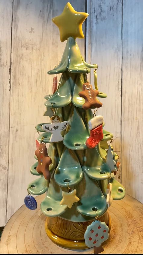 Ceramic Xmas Trees, Raku Ceramics Ideas, Christmas Ceramics Ideas Pottery, Christmas Tree Pottery, Pottery Christmas Tree, Holiday Pottery, Christmas Pottery, Pottery Christmas, Clay Christmas Decorations