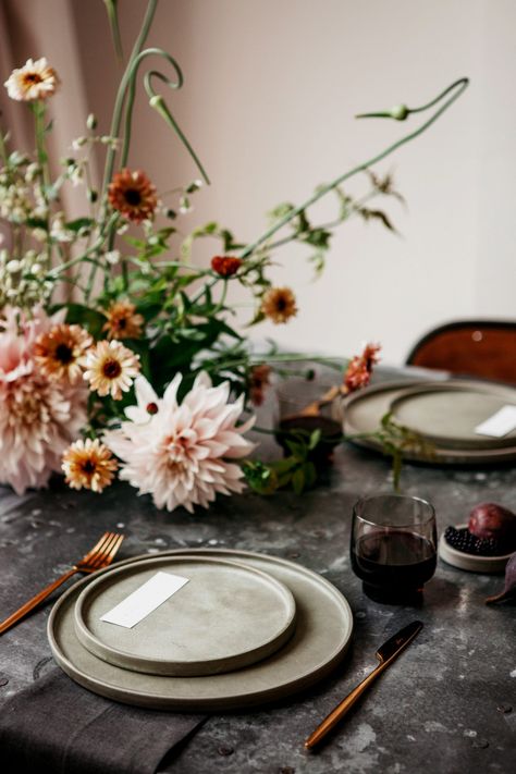 Planning Your Wedding In Stunning Scotland Hilde Stories, Modern Tablescape, Earthy Wedding, Tafel Decor, Table Setting Inspiration, Tablescape Inspiration, Cold Summer, Still Life Flowers, Set Table