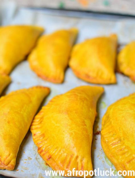 Apple Cinnamon Puff Pastry, Jamaican Appetizers, Jamaican Meat Pies, Italian Cream Puffs, Cinnamon Puff Pastry, Jamaican Patties, Beef Patties Recipes, Simple Pie, Jamaican Beef Patties