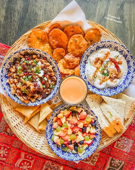 Traditional Pakistani platter Ramadan Platter Ideas, Pakistani Brunch Ideas, Iftar Platter Ideas, Ramadan Platter, Eid Brunch, Iftar Platter, Hosting Era, Iftar Food, Food Setup