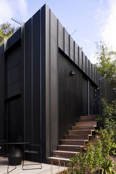 TreeHouse / FMD Architects.                      Pinned by: Nelly Camacho - Greene Houses Exterior, Black Building, Houses Architecture, Black Houses, Metal Facade, Metal Cladding, Timber Cladding, Exterior Cladding, Design Exterior