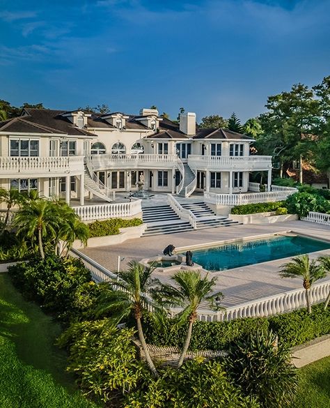 Whisper Game, Beachfront Mansion, White Beach House, California Pools, Indian House Design, Malibu Mansion, Big Mansions, Beach Mansion, Big Balcony