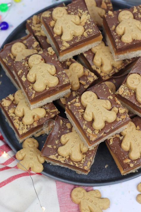 You searched for millionaires shortbread - Jane's Patisserie Christmas Traybake Ideas, Christmas Bakes Easy, Christmas Millionaire Shortbread, Christmas Traybakes, Oreo Cake Recipe Homemade, Aesthetic Oreo, Xmas Biscuits, Oreo Cheesecake Cake, Gingerbread Shortbread