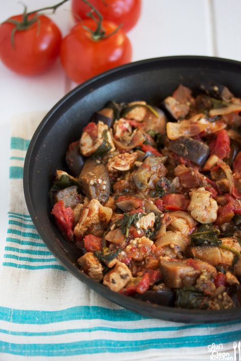 One Pan Dinner with chicken, eggplant, spinach and tomatoes. Add olives and feta for extra flavour. Chicken Eggplant, Zesty Chicken, Paleo Snack, One Pan Dinner, Easy One Pot Meals, Easy Paleo, Paleo Dinner, Eggplant Recipes, One Pan