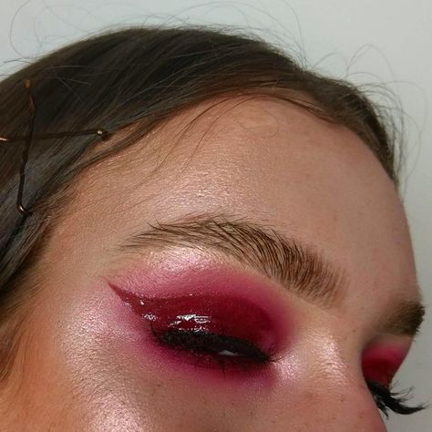 Glossy Aesthetic, Heterochromia Iridum, Valentines Vibes, Glossy Eyeshadow, Glossy Eyes, Red Eyeshadow, Glossy Makeup, Makeup Class, Christmas Makeup